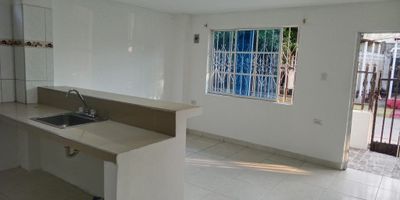 BIFAMILIAR EN VENTA CONSTA DE 2 APARTAMENTOS, CADA UNO CON: 115M2, 2 ALCOBAS, 1 BAÑO, COCINA SEMI-INTEGRAL, TERRAZA, PATIO AMPLIO, ÁREA DE LABORES, ESTUFA A GAS, PISO DE CERÁMICA Y CIELO RASO DRYWALL. TODA LA PROPIEDAD CUENTA CON CIMIENTO PARA EDIFICAR HASTA 3 PISOS. CUENTA CON UN ÁREA TOTAL DE 230M2. ES SUPER FRESCO Y TIENE BUENOS ACABADOS, TERRAZA AMPLIABLE PARA GARAJE. ESTÁ UBICADO CERCA DE LA AV. CIRCUNVALAR, PARQUE VILLA SAN CARLOS, COLEGIO IED SAN LUIS SEDE GARDENIAS II Y DEL CC. PLAZA DORADA. ¡ES PERFECTO SI BUSCAS INVERTIR!
CÓDIGO INTERNO: 26967.