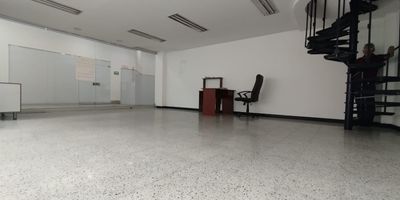 En Alberto Alvarez, tenemos el local perfecto para desarrollar tu negocio. Ubicado a una cuadra del exito de San Antonio en Medellin, se encuentra en una zona con alto flujo de personas y una gran variedad de comercios. Este espacio es ideal para opticas, consultorios o clinicas odontologicas, ya que cuenta con espacio abierto, ofrece maxima visibilidad y luz natural por sus puertas en vidrio. cuenta con 1 bano y cocina nueva. No pierdas la oportunidad de conocerlo. Contacta a uno de nuestros asesores para mas detalles.
