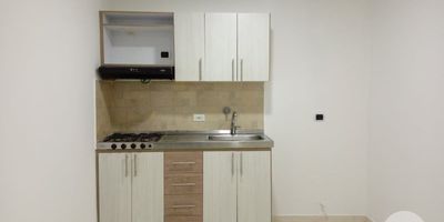 Se arrienda cómodo y acogedor apartaestudio en el Edificio Parque de Alcalá, ubicado en una excelente zona de Envigado.Este inmueble cuenta con:
1 habitación independiente con closetBaño cabinadoCocina semi integral con red de gasZona de ropas (patio)Piso 1, de fácil acceso
 Ubicación estratégica: A pocos pasos del Parque de Alcalá, a solo unas cuadras del Parque Principal de Envigado y cerca del Centro Comercial Viva Envigado. Excelente acceso a transporte público.
- Beneficios adicionales: El canon de arrendamiento incluye servicios públicos, parabólica e internet, lo que representa un ahorro y una mayor comodidad.
Para más información o agendar una visita, no dudes en contactarme. ¡Estaré encantado de ayudarte!