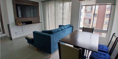 Arriendo de apartamento amoblado en Niza Manizales

Oportunidad de arrendar un apartamento amoblado de 53 m2 en el séptimo piso con sala comedor equipada, balcón exterior con vista panorámica y tres habitaciones con armarios empotrados. Dos baños con calentador y gas domiciliario completan este espacio moderno con parqueadero comunal y acceso pavimentado adaptado para discapacitados.

Descripción de la propiedad

El apartamento ofrece agua electricidad y gas domiciliario listos para usar. La cocina semintegral se integra a un área social ideal para home office o estudio. El edificio cuenta con portería, recepción, vigilancia permanente, gimnasio, salón comunal y admite mascotas.

Descripción del entorno y acceso

Ubicado en zona residencial de Niza Manizales con transporte público cercano que conecta con el centro. Rodeado de zonas verdes, supermercados y restaurantes que facilitan el día a día. El ambiente tranquilo invita a disfrutar espacios al aire libre.

Contáctanos

Escríbenos por WhatsApp para agendar tu visita al apartamento amoblado en Niza Manizales y recibir más información. Nuestro equipo resolverá tus dudas de inmediato. Aprovecha esta oportunidad de vivir con estilo y comodidad sin trámites complicados.


