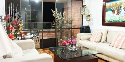 Apartamento en arriendo y venta en unidad cerrada ubicada cerca a hoteles, supermercados de cadena, restaurantes, rutas de transporte publico y servicios complementarios. Piso en madera, sala y comedor independiente, estar de tv, 3 alcobas con baño en la principal, cocina integral cerrada, alcoba y baño de servicio, balcón y parqueaderos. Conjunto cerrado con ascensor, salón social, parques infantiles, zonas verdes, vigilancia 24 horas, y circuito cerrado de tv.   Inmuebles sujetos a verificación de disponibilidad.