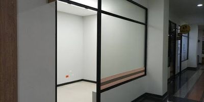 Excelente local comercial ubicado en el corazón del poblado sobre la av. del poblado en prestigioso centro comercial de 46 metros, a 2 cuadras del centro comercial Santafé, con alto flujo peatonal, con excelentes acabados, en una zona comercial de alta fluencia, buena altura, adicional cuenta con buena iluminación, una excelente vitrina, ubicado estratégicamente donde podrás expandir y hacer crecer tu emprendimiento, proyecto o tu marca. Cerca podrás encontrar, iglesias, bancos, restaurantes, supermercados, entre otras cosas más No lo esperes más y agenda tu visita pronto!!! Contacto 3238143160