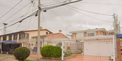 Casa en excelente estado, ubicada en el exclusivo sector de Contador. Cuenta con 3 habitaciones, 3 baños, sala comedor con chimenea, cocina cerrada a gas, patio interior y patio exterior, 4 garajes (2 cubiertos). Espacios amplios, buena iluminación y excelente ubicación cerca de parques, vías principales y zonas comerciales. Ideal para familias que buscan comodidad y tranquilidad.