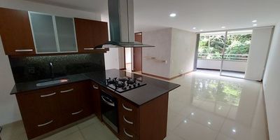 Arrienda el espacio ideal para ti y tu familia. Apartamento de 75m2 con 2 habitaciones, 2 baños, salón comedor, estudio, zona de ropas y un balcón perfecto para relajarte. Cuenta con parqueadero, cuarto útil, pisos en porcelanato y madera laminada para mayor confort. Vive con todo lo que te gusta. piscina, gimnasio, zonas verdes, juegos infantiles, cancha polideportiva, ascensor y portería 24 horas. Ubicación privilegiada cerca a Sao Paulo Plaza, supermercados Carulla, Euro, Ara, el colegio Cumbres y acceso rápido a la avenida El Poblado y la transversal inferior. Tu nuevo hogar te está esperando.