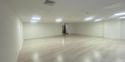 Oficina en arriendo en edificio empresarial, el cual cuenta con una excelente ubicación en vía principal, que permite acceder fácilmente a multiples servicios complementarios del sector y con conexion a rutas de transporte publico.  Piso en madera, 1 espacio, baño privado, cocineta, cableado de red, techo en cielo raso, aire acondicionado central y parqueaderos cubiertos. Edificio con ascensor, auditorio, baños comunales, bahía de parqueo, parking visitantes sin costo, vigilancia y portería 24 horas, citofonia y circuito cerrado de tv.  Inmueble sujeto a verificación de disponibilidad.