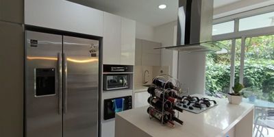 Se vende Apartamento ubicado en el sector suramérica, cuenta con 121m2, 77.40 m2 distribuidos en 2 habitaciones, la principal con vestier y baño, alcoba auxiliar con closet, posibilidad para tercera alcoba o sala de televisión, terraza con zona verde de 44 m2, baño social cabinado, sala comedor, cocina integral tipo isla, zona de ropas, calentador de paso, parqueadero cubierto y doble cuarto útil. Conjunto cerrado con portería 24h, ascensores, citófono virtual, club house gimnasio, salón social, piscina, turco, solárium, cancha de fútbol, cancha de squash, cancha de voley playa, bosque, zona BBQ y parqueaderos de visitantes. Cerca a la parroquia madre teresa de calcuta, mall suramerica, rutas de trasporte público cercanas y fácil acceso al puente de sabaneta.
