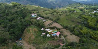 Lote en venta en Santágueda Palestina

Oportunidad de invertir en un lote de 2365 m2 en Santágueda Palestina en conjunto cerrado ideal para desarrollar propiedad horizontal, este terreno destaca por su ubicación muy central que facilita acceso y conveniencia, ofrece una vista panorámica excepcional sobre el valle y garantiza privacidad y seguridad, el terreno se encuentra en proceso de coordinación para propiedad horizontal con vías pavimentadas de ingreso y servicios básicos listos para conectar.

Descripción de la propiedad

El lote de 2365 m2 cuenta con topografía favorable para urbanizar niveles o terrazas que potencien la vista, su cercanía a la vía principal permite acometidas de agua y electricidad con facilidad, el entorno de conjunto cerrado brinda ambiente controlado y la amplitud del terreno abre opciones para diseño de áreas sociales, zonas de camping o jardines privados.

Descripción del entorno y acceso

Ubicado en zona campestre de Palestina con transporte público cercano que conecta con Manizales y Villamaría, rodeado de zonas verdes y espacios para actividades de camping y recreación al aire libre, el entorno combina tranquilidad rural con acceso ágil a comercios y servicios del casco urbano.

Contáctanos

Escríbenos para coordinar tu visita al lote en Santágueda Palestina y conocer todos los detalles sobre su potencial de desarrollo, nuestro asesor te atenderá de inmediato para resolver consultas, agendar recorrido y acompañarte durante el proceso de arriendo o compra.
