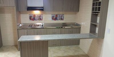 Se arrienda acogedor apartamento de 65 metros cuadrados en casa familiar, con dos alcobas con closet, un baño, cocina equipada con estufa y extractor, sala-comedor con excelente iluminación natural y vista exterior. No cuenta con parqueadero. Ubicado a solo tres cuadras de la iglesia del Padre Chucho, en un sector tranquilo y de fácil acceso. Ideal para quienes buscan comodidad, buena ubicación y un ambiente familiar.