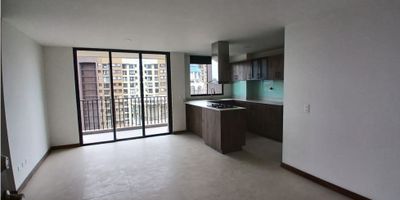 Este hermoso apartamento para alquiler se encuentra en Rionegro, Antioquia, una de las zonas más exclusivas y tranquilas de la ciudad. Su área  construida es de 80 M2, distribuidos en 3 cómodas alcobas y 2 baños completos para mayor privacidad y confort. Además, cuenta con un garaje para estacionar su vehículo con seguridad y comodidad.

Su interior cuenta con una serie de características que lo hacen único y muy atractivo. Dispone de un amplio balcón con una vista panorámica que le permitirá relajarse y disfrutar del paisaje. Además, cuenta con un baño auxiliar y un baño en la habitación principal para mayor comodidad. La cocina integral cuenta con una moderna barra estilo americano, clósets para almacenamiento.

Su ubicación privilegiada le permite disfrutar de una serie de comodidades externas. En la zona social encontrará un ascensor para mayor accesibilidad, así como un complejo de centros comerciales que satisfarán sus necesidades de compras y entretenimiento. La cercanía a la zona urbana le brinda mayor facilidad para acceder a servicios esenciales como bancos, supermercados y restaurantes. El circuito cerrado de televisión y la vigilancia las 24 horas del día le garantizan su seguridad y la de su familia.

Para los amantes de la naturaleza, este apartamento cuenta con parques cercanos y una increíble piscina donde podrán pasar momentos inolvidables. Además, la portería y recepción están siempre disponibles para atender sus inquietudes. Su ubicación sobre una vía principal y la cercanía al transporte público facilitan su movilidad en la ciudad. Todo esto en una urbanización cerrada y en una zona residencial tranquila y segura.

Contáctenos ahora para más información y ¡hágase con su nuevo hogar en Colombia!
