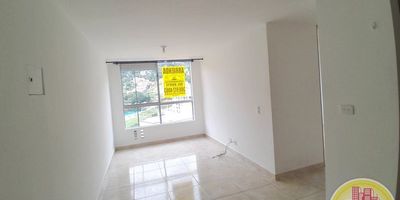 Código. 4332. 23° Piso en edificación de 25° pisos. Acceso al inmueble: Directo a la vía. Alcobas con puertas, baño cabinado en vidrio, calentador a gas, cubierta, extractor y parqueadero para carro #3 PISO 2. Máximo 3 personas. Contrato a 1 año. Consultar restricciones.