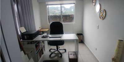 ¡Apartamento en Venta en La Pradera, Villamaría! ?✨

Descubre la comodidad de vivir en un conjunto cerrado, ideal para disfrutar de la tranquilidad y seguridad que tu familia merece.

Ambientes acogedores: Este apartamento de 53 m² en segundo piso cuenta con 2 habitaciones, 2 baños (uno en la habitación principal), estudio, sala comedor, balcón para disfrutar del aire libre y cocina integral. También incluye zona de lavandería y calentador.

Espacios comunes: Parqueadero comunal, vigilancia y portería, todo en un entorno residencial cerca de parques, colegios y transporte público.

¡Una excelente oportunidad para vivir o invertir en Villamaría! Agenda tu visita hoy. ?


