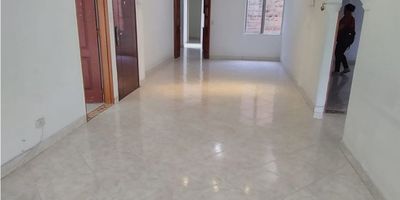 ¡Excelente oportunidad de inversión en la ciudad de Medellín! Se vende amplio apartamento de 116 M2, ubicado en una de las zonas más buscadas de la ciudad, ideal para familias que buscan comodidad y tranquilidad en un entorno residencial.

Este inmueble cuenta con un área construida y privada de 116 M2, distribuidos en 4 cómodas alcobas, perfectas para alojar a todos los miembros de la familia. Además, cuenta con 2 baños completos, garantizando la comodidad y privacidad de todos los habitantes del apartamento.

Incluido en el precio de venta, encontrarás un garaje que te brinda la tranquilidad de tener tu vehículo siempre seguro. Adicionalmente, el apartamento cuenta con depósito para almacenar objetos y artículos de temporada.

No solo disfrutarás de un magnífico inmueble, sino también de una ubicación privilegiada. Con acceso pavimentado y sobre vía principal, tendrás la facilidad de moverte por la ciudad sin problemas. Además, encontrarás comercios, centros comerciales, colegios y universidades a pocos minutos de distancia, ¡todo lo que necesitas al alcance de tu mano!

¡No pierdas la oportunidad de adquirir este maravilloso apartamento en una de las mejores ciudades de Colombia! Contáctanos para más información y aprovecha esta excelente oferta. ¡Te esperamos!
