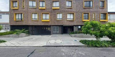 Arriendo hermoso apartamento para estrenar, ubicado en el segundo piso, con excelente distribución, cuenta con tres habitaciones, la principal con baño privado, baño compartido para las habitaciones auxiliares. Dispone de una amplia sala comedor, cocina abierta y una terraza de 8 m2 ideal para disfrutar del aire libre. Incluye un parqueadero y un depósito. El inmueble se encuentra en una ubicación estratégica, cerca de importantes corredores viales como la Avenida de las Américas y la Avenida NQS Carrera 30, lo que facilita su acceso en vehículo particular y transporte público. En sus alrededores operan múltiples rutas del SITP y TransMilenio, además de contar con paradas de autobuses a pocos minutos a pie. También está cercano a zonas de recreación como el Parque Simón Bolívar, el Movistar Arena y el Parque de los Novios.