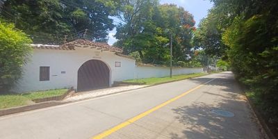 Propiedad que cuenta con 780 m2 de áreas construidas sobre un lote de 6.400 m2.
Su casa principal se encuentra distribuida así: Alcoba principal con baño y vestier, (3) alcobas sencillas todas con closet, (1) Habitación u oficina con baño, Baño social, Hall habitaciones independiente, sala-comedor – cocina – zona de oficios- patio de ropas- Alacena- Terraza cubierta-Patio jardín cubierto.
En su exterior Piscina-jacuzzi- estadero cubierto, kisoco con cocineta- bodega-casa de muñecas- casa mayordomo- baño social- (4) pesebreras/depósitos- huerta- zona compostaje-corriente de agua que atraviesa el predio- criadero peces- zona aves de corral.
Amplios espacios, ventilados cómodos y seguros.