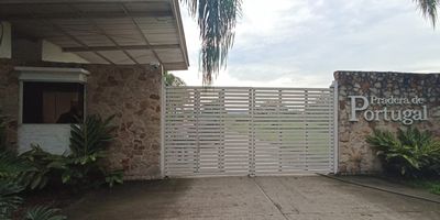 Se vende o se permuta lote en el sector de ginebra en uno de los condominios residenciales más exclusivos de la zona es un lote Que tiene 5886 metros  de zona privada el lote está totalmente encerrado entre el condominio.. cuenta con un riachuelo que le da mucha exclusividad al lote en la Parcelación se construye las mejores casas exclusivas del sector este lote es una excelente opción para que construyas la casa de tus sueños y no dejes de soñar con una construcción a tu gusto el lote ya tiene el hueco para hacer la piscina  grande si asi lo desea.... tendria aparte de un  buen  terreno para construir muy buenas zonas verdes q le dan un  toque de frescura de naturaleza a tu hogar...
 no dejes pasar esta gran oportunidad de construir con un gran precio de oportunidad está al día no tiene gravámenes (SE VENDE O SE PERMUTA) por un apto en cali o una camioneta y el resto en efectivo  está cerca a los mejores sectores de ginebra agenda tu cita ya el
 Precio 750  millones negociable