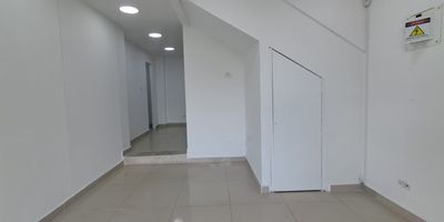 Buscas local en arriendo en pereira?Tenemos esta opcion disponible, local en arriendo en pinares al frente de megacentro  con un area de 30 metros cuadrados con bano y cocineta, es una excelente oportunidad para emprendedores y marcas que buscan visibilidad, accesibilidad y un entorno comercial consolidado Con una fachada que da directamente a una via principal, este espacio cuenta con flujo constante de personas, tanto peatones como pacientes, acompanantes y personal medico, lo que lo hace ideal para negocios relacionados con la salud, bienestar, cafeterias, droguerias, oficinas administrativas, entre otros.No esperes mas comunicate con nosotros.