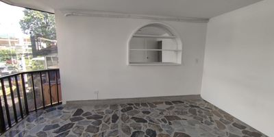 Moderna oficina ubicada sobre via principal, en una zona de alta valorizacion y facil acceso tanto vehicular como peatonal. El espacio es amplio, bien distribuido y con excelente iluminacion natural, ideal para equipos de trabajo o atencion al cliente. Su ubicacion estrategica la convierte en un punto clave para el desarrollo empresarial, cercana a entidades financieras, restaurantes, centros comerciales y transporte publico. Perfecta para empresas que buscan proyeccion, comodidad y visibilidad en un entorno profesional y dinamico. CANON 2.800.000 MAS IVA 

