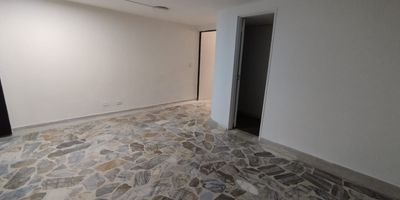 Moderna oficina ubicada sobre via principal, en una zona de alta valorizacion y facil acceso tanto vehicular como peatonal. El espacio es amplio, bien distribuido y con excelente iluminacion natural, ideal para equipos de trabajo o atencion al cliente. Su ubicacion estrategica la convierte en un punto clave para el desarrollo empresarial, cercana a entidades financieras, restaurantes, centros comerciales y transporte publico. Perfecta para empresas que buscan proyeccion, comodidad y visibilidad en un entorno profesional y dinamico. CANON 2.100.000 MAS IVA 