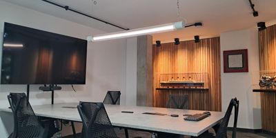 OFCINA EN ARRIENDO EN CENTRO DE PEREIRA

Moderna oficina en ubicacion estrategica Ubicada en el corazon de la ciudad, esta amplia oficina de 170 m ofrece comodidad y seguridad. Cuenta con 2 banos con extractor de olores, una ducha, y un punto de gas. Dispone de 2 salas de reuniones (para 2-3 y 12-15 personas) equipadas con aire acondicionado, ademas de dos unidades adicionales de aire acondicionado en la zona de oficinas y cocina. La seguridad esta garantizada con vigilancia 24 horas y circuito cerrado de camaras dentro de la oficina. Para mayor confort, cuenta con persianas electricas que regulan la iluminacion con solo presionar un boton. Ademas, ofrece parqueadero privado y espacio para visitantes con capacidad aproximada para 15 vehiculos. Su ubicacion centrica permite un facil acceso y conexion con los principales puntos de la ciudad.

Que esperas? esta es la oficina que buscas, contactanos!
