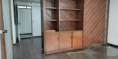 Oficina muy bien ubicada, amplia a iluminada, cuenta con doble espacio, clóset y baño comunal.
