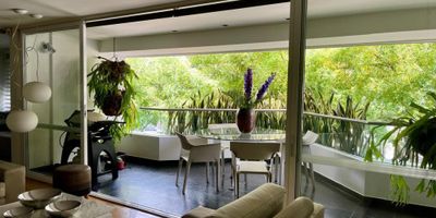 Imagina llegar a un lugar donde la elegancia y la comodidad se unen para crear el hogar perfecto. Este exclusivo apartamento de 180 metros cuadrados te invita a vivir una experiencia única, rodeado de espacios amplios y acabados de alta calidad en cada rincón. Al entrar, sientes la calidez y el cuidado en cada detalle, pensado para que tú y tu familia disfruten de un ambiente acogedor y funcional. Pero eso no es todo. Además de sus 3 habitaciones y 2 baños, este hogar cuenta con un área adicional de 20 metros cuadrados, que incluye un patio de ropas y un gimnasio, zonas comunes de uso exclusivo que elevan aún más la calidad de vida. La propiedad también ofrece 2 parqueaderos paralelos, brindando la conveniencia y seguridad que necesitas para tu día a día.
Pensando en tu bienestar y sostenibilidad, el apartamento está equipado con 8 paneles solares para generación de energía, un tanque de agua potable de 1,000 litros y un sistema de purificación de agua, asegurando un estilo de vida más ecológico y eficiente. Esta propiedad es mucho más que un lugar para vivir: es un refugio donde cada detalle ha sido pensado para ofrecerte confort, seguridad y un estilo de vida moderno. ¿Listo para hacer de este hermoso apartamento tu nuevo hogar?