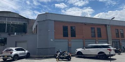 Bodega ubicada en sector tradicional de la ciudad, en mall comercial, industrial, con buena zona de parquadero para visitantes, con , recién remodelado. El espacio está dividido en dos niveles,  120 m2 en primer nivel y 100 m2 en segundo. Adicional al canon de arriendo más IVA, se paga cuota de administración de $1.050.000 mensuales