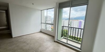 Apartamento en arriendo y venta en Condina en unidad cerrada con excelente ubicación, fácil acceso y espectacular vista. Cerca a supermercados de cadena, rutas de transporte público y servicios complementarios de la zona. Cuenta con salacomedor, pisos en cerámica, tres alcobas con closet, dos baños, cocina integral tipo americano en mesón de granito, zona de ropas, estufa y calentador a gas. La unidad cuenta con un parqueadero cubierto con bahía, ascensor, piscina, gimnasio, salón comunal, sauna turco, parques infantiles, placa polideportiva y zonas verdes. Posee de circuito cerrado de TV, portería y vigilancia las 24 Horas. Inmuebles sujetos a verificación de disponibilidad. Arriendo y Venta Condina Pereira