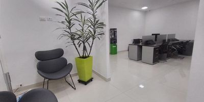 Cómoda Oficina Amoblada en Piso 22. vista panoramica,8 puestos de trabajo en isla , 2 puestos de mando medio, 2 oficinas gerenciales y sala de juntas. Parqueaderos Independientes, Vigilancia 24Hrs, gimnasio y 5 Auditorios adicionales,, salón comedor, Bancos, notaria y plazoleta de comidas