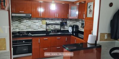 ¡Vive con comodidad y amplitud en Palos Verdes! Atos Inmobiliaria vende hermosa casa de tres niveles, ubicada en un sector residencial tranquilo, con excelente valorización y cercanía a supermercados, colegios y vías principales. En el primer piso encontrarás sala, comedor, cocina, zona de ropas, garaje y baño social. El segundo piso cuenta con tres alcobas, dos baños y estudio, y en el tercer nivel o altillo disfrutarás de una alcoba principal con baño privado, vestier, hall y terraza cubierta. ¡No dejes pasar esta gran oportunidad! Contáctanos y agenda tu cita hoy mismo.