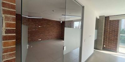 Oficina en arriendo en Castropol, Medellín, Antioquia. Esta oficina de 168 m² está ubicada en el sector de Castropol, un área de estrato 7. Dispone de 2 baños y 3 parqueaderos, características importantes para cualquier empresa. El inmueble, con 10 años de antigüedad, se encuentra en un edificio profesional. El canon de arriendo es de $11.600.000. Para conocer más sobre esta oficina en Medellín o agendar una visita, puede contactarnos por WhatsApp, a través de la opción "quiero que me contacten", o usando "ver teléfonos".