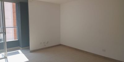 Apartamento en arriendo en unidad cerrada ubicada en sector residencial, con fácil acceso y salida a vías principales, rutas de transporte público, cerca a museos, clínicas, centros comerciales, restaurantes y gran variedad de servicios complementarios de la zona. Cuenta con piso en porcelanato y madera laminada, sala comedor,  estar de tv, 2 alcobas con vestier y baño en la principal, baño social, cocina integral abierta tipo americano, cuarto útil, zona de ropas, balcón y parqueadero independiente cubierto. Conjunto cerrado con ascensor y zonas sociales completas que incluyen piscina, gimnasio, salón social,  turco, parques infantiles, cancha de squash, vigilancia y portería 24 horas y circuito cerrado de tv. Inmuebles sujetos a verificación de disponibilidad