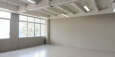 Codigo 27108. ? Oficina en arriendo ubicada en Medellín sector Avenida Guayabal? Características del Inmueble:• Área total: 134 m²• 1 nivel – Espacio amplio y versátil• 2 baños comunes• Cocineta• Vigilancia• Ascensor• Parqueadero para visitantes• Energía monofásica – Capacidad eléctrica 110 V? Descripción:Esta oficina ubicada sobre la Avenida Guayabal en Medellín, ofrece un espacio de 134 m² ideal para empresas que buscan una ubicación estratégica, conectividad y facilidad de acceso.Perfecta para call centers, coworking, firmas administrativas o compañías logísticas, gracias a su planta abierta y cercanía con el aeropuerto Olaya Herrera.El inmueble cuenta con vigilancia, cocineta, baños comunes, ascensor y parqueadero para visitantes, garantizando funcionalidad y comodidad para el equipo de trabajo y visitantes.? Entorno y Ubicación:Ubicación privilegiada sobre la Avenida Guayabal, a pocos pasos del Aeropuerto Olaya Herrera, con fácil acceso a transporte público, estaciones del metro, zonas industriales y centros empresariales.? Canon de arriendo:$9.900.000 + IVAAdministración incluidaEntrega inmediata