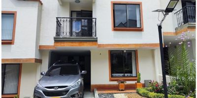 Ven a vivir en la hermosa ciudad de Armenia, en el departamento del Quindío, donde podrás encontrar un paraíso de paz y tranquilidad. Te presentamos una oportunidad única de adquirir una casa en venta con todas las comodidades que necesitas. Con una ubicación estratégica en una de las zonas más cotizadas de la ciudad, esta casa te brinda una experiencia de vida inigualable.

Con una superficie total de 136 M2, esta casa cuenta con un área construida de 136 M2, distribuida en una sola planta, lo que garantiza comodidad y accesibilidad para personas de todas las edades. Además, cuenta con una amplia área privada de 136 M2, proporcionando una sensación de privacidad y exclusividad a sus habitantes.

Al ingresar a la casa, podrás encontrar amplias y luminosas alcobas, perfectas para descansar después de un largo día de trabajo. Con un total de 3 habitaciones, podrás acomodar a tu familia y amigos cómodamente. Además, cuenta con 2 baños completos, ideales para evitar esperas y proporcionar mayor comodidad en tu día a día.

Si eres amante de las mascotas, esta casa es perfecta para ti. Con su política de admisión de mascotas, podrás disfrutar de la compañía de tu fiel amigo sin restricciones.

Durante los días de calor, podrás disfrutar de un ambiente fresco y agradable gracias al aire acondicionado instalado en toda la casa. Y para mantener todo en orden, cuenta con armarios empotrados en cada habitación, permitiendo un almacenamiento eficiente y organizado.

Para aquellos que disfrutan de espacios al aire libre, esta casa cuenta con un amplio balcón, perfecto para disfrutar de una taza de café mientras admiras la vista de la ciudad. Además, cuenta con una biblioteca/estudio, ideal para trabajar o estudiar desde la comodidad de tu hogar.

En cuanto a las características internas, esta casa cuenta con un calentador instalado y citófono/intercomunicador para facilitar la comunicación con los invitados. También cuenta con clósets en todos