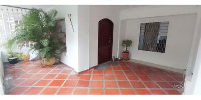 Código. 8244FR986

Venta de magnifica casa con licencia de construcción y de tres pisos, consta de:

PRIMER PISO. Garaje para cuatro vehículos, sala grande, comedor, zona de estudio, cocina amplia, baño privado y patio en el cual esta una alberca de cuatro por cuatro metros.

SEGUNDO PISO. Tres habitaciones, un baño privado, sala de estar, balcón y halls de habitaciones.

TERCER PISO. Una sala pequeña con mirador hacia la Sierra Nevada de Santa Marta, una habitación tipo mirador y un baño (Zona en etapa de construcción).

La casa se encuentra ubicada en el barrio Concepción dos, un sector comercial, residencial, transporte público cercano, colegios, avenida principal, iglesias, parques, estaciones de servicio, cancha de futbol al frente y un jardín increible bien cuidado. Una excelente oportunidad para crecer y hacer negocio, contactame!
