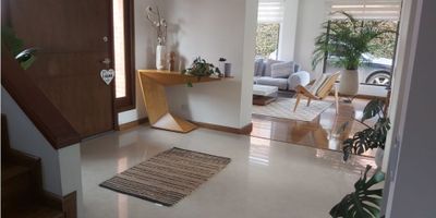 Código: 

Tu nuevo hogar te espera en Chía!¿Buscas espacio, comodidad y un entorno lleno de naturaleza? ?? Esta hermosa casa lo tiene todo: Tres habitaciones amplias para el descanso perfecto, Tres baños modernos, 280m² de espacio para toda tu familia; Espacio para estudio o trabajo desde casa, Altillo que se adapta a tus necesidades, Cocina integral para compartir momentos únicos, Cuatro parqueaderos, Rodeada de zonas verdes para una vida tranquila y relajada. Ubicación privilegiada: Vereda Cerca de Piedra, Chía. Cerca de vías principales y con un ambiente campestre que te encantará. ¡Es más que una casa, es el hogar que siempre soñaste! 

 
