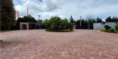 Código: 8334FR199 Hermoso apartamento de un solo ambiente especial para el Adulto Activo e Independiente Mayor de 50 años. Construido a la medida de necesidades de tranquilidad, movilidad, cuidado e independencia. Cuenta con espacios de socialización y relajación que promueven la autonomía, con servicios complementarios que lo convierten en un lugar elegante, cómodo y exclusivo para vivir los mejores momento de la vida. El apartamento esta dotado de cocina, balcón con iluminación natural, y baño con espacio y diseño óptimo para silla de ruedas y accesorios de ayuda. El conjunto cuenta ascensores de amplia capacidad, parqueaderos cubiertos, espacios sociales tales como piscina, sauna, turco, salón comunal, oratorio y hermosos jardines que lo convierten un sitio seguro y tranquilo.
