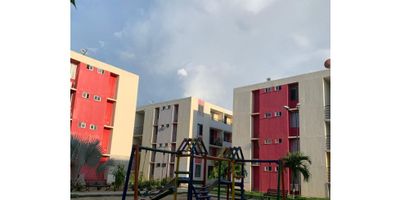 Código. 8287FR415

Venta esplendido apartamento en nuevo sector de la ciudad de Santa Marta y consta de:

Dos habitaciones, la principal tiene baño, baño social, sala comedor, cocina integral abierta, zona de labores, balcón, zona de estudio.

El conjunto residencial cuenta con parqueadero comunal, tres albercas grandes, son once torres, parque infantil y cancha de futbol, en zona de crecimiento urbano, a un precio exclusivo con oportunidad de valorizacion del inmueble, como inversión o residir. 

Se acepta cualquier tipo de crédito, inclusive de CAJA HONOR fondo vivienda militar y/o policial. Llámame para más información.
