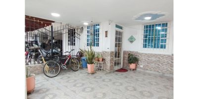 CODIGO: 8244FR793

Espectacular casa de dos plantas que consta: 

PRIMER PISO.

Un parqueadero para un vehículo, terraza, sala comedor, sala de estar, cocina tipo americana, baño social, zona de labores y patio, una habitación con baño privado.

SEGUNDO PISO. 

Tres habitaciones, la principal tiene baño privado, baño social y una terraza grande. 

El sector es exclusivo Por cuánto se encuentra cerca a dos cuadras de la cancha de curica a dos cuadras de la troncal del Caribe está cerca de colegios centros comerciales zonas comerciales y residenciales, cerca de la terminal de transporte universidad del Magdalena un punto central para salir y conocer la bella Santa Marta. No pierdas esta oportunidad y encuentran ella tu hogar ideal.
