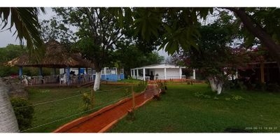 Código 8244FR754 Venta de Finca recreativa ubicada en la vía a Minca, sector Tres Puentes, esta oportunidad representa una inversión estratégica y acogedora familiar, si lo desea, para aquellos que buscan combinar la tranquilidad del campo con la conveniencia de la ciudad y sus actividades, se encuentra a pocos minutos del centro comercial Minca Mall, mega colegios de prestigio como el cisne, maría auxiliadora, Rodrigo de Bastidas, y con acceso pavimentado al 100%, ofreciendo seguridad y comodidad para su llegada, fácil de localizar.

Características destacadas del inmueble en su interior y entorno:


 6 habitaciones con su respectivo baño.
 Dos baños auxiliares públicos.
 Zona BBQ y asadero
 Salón social, de eventos o zona de comida.
 Kiosco.
 Piscina para adultos y niños.
 Pasillos, caminos y cruces pavimentados y señalizados.
 Jardín.
 Fuente de agua en la entrada.
 Parqueadero para 6 vehículos.
 Cancha para futbol, voleibol o tennis.
 Juegos extremos interactivo con la naturaleza.
 Zona de confort y/o hamacas.
 Zonas verdes y de campo.


 

Esta propiedad cuenta con una ubicación privilegiada al estar cerca de vías principales como la que conduce para el corregimiento de Minca, troncal del caribe y vía alterna para la Guajira o Barranquilla, en inicios de la Sierra Nevada de Santa Marta, lo que garantiza un acceso rápido y directo a servicios esenciales como tiendas, sector comercial e industrial,  y recursos hídricos.

Tiene conectividad al aproximarse al Estadio Sierra Nevada, el comando de la policía metropolitana, asegurando un entorno seguro y dinámico, centro de salud de Equidad.

El inmueble es una potencial inversión con retornos acelerados y exponenciales al contar con distribución en el sentido recreativo y comercial; Ideal para la iniciativa o fortalecimiento de un emprendimiento o idea estratégica como un hotel recreacional, Hostal para la acomodación de propios y turistas nacionales y extranjeros, aprovechando la bellez