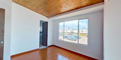 CODIGO: 8566289

DESCRIPCIÓN

Apartamento en venta de setenta y ocho m2, con vista exterior, ubicado en un segundo  piso (Torre ocho), parqueadero propio cubierto  Consta de tres habitaciones, dos baños, sala comedor, cocina integral y zona de lavandería. Tiene piso laminado en habitaciones, zona social y cerámico en baños y cocina. El conjunto cuenta con cancha de fútbol, zonas verdes, cancha de golfito, gimnasio, piscina, cancha de squash, biblioteca y vigilancia privada las veinticuatro horas. Cerca a almacenes de cadena como Homecenter, Éxito y Jumbo; cerca a colegios Cooperativo Tomás Cipriano de Mosquera, Policarpa Salavarrieta y Sagrados Corazones; cerca a Universidad de La Salle; cerca a estación de bus intermunicipal; Vías de acceso por la La Mesa - Mosquera y Carretera Panamericana.
