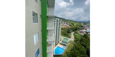 Código 707FR6750 Gran oportunidad para adquirir aparta estudio propio, SE VENDE APARTA ESTUDIO en zona de gran valorización en Dosquebradas, excelente oportunidad de precio, conjunto residencial TERRA GRATA, este aparta estudio esta ubicado en el piso trece, cuenta con una maravillosa vista, consta de una habitación, sala-comedor, cocina, un baño y balcón.

Allí puedes disfrutar de la comodidad y seguridad de un conjunto cerrado con un bajo costo de administración, podrás disfrutar de las amenidades del conjunto como: piscina, juegos infantiles y zonas verdes, además de un muy buen espacio de parqueaderos comunales.

Se encuentra ubicado en una zona de alta valorización, lo que permitirá que tu inversión se incremente rápidamente 

 
