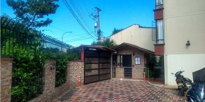 Código 709FR3198 Se vende acogedor apartamento en excelente sector de Bucaramanga, barrio El Porvenir, piso cuarto, acceso por escaleras, setenta y cuatro  metros cuadrados, cuenta con tres habitaciones, dos baños, sala comedor, cocina y zona de lavandería, vigilancia remota, parqueadero común descubierto, salón comunal y juegos infantiles.
