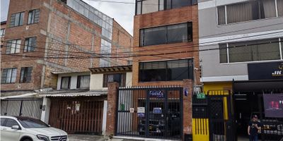 Código 760FR7965 GANGA!!!!! Magnífico EDIFICIO en venta, con ubicación privilegiada de fácil acceso. Amplios y funcionales espacios ideales para oficinas, fábricas y empresas que requieren áreas de producción, almacenamiento y vitrina comercial, además de espacios para el personal. Esta conformado por CUATRO PISOS sin muros interiores.  El la PRIMERA PLANTA, dos estacionamientos exteriores cerrados, espacio abierto desde  la fachada anterior hasta la posterior, baño, escalera anterior y escalera posterior con acceso al segundo piso.  En la SEGUNDA PLANTA, espacio abierto desde  la fachada anterior hasta la posterior, baño de hombres, baño de mujeres y escalera con acceso al tercer piso.  En la TERCERA PLANTA, espacio abierto desde  la fachada anterior hasta la posterior, baño, RACK en donde se encuentran los equipos de comunicaciones, switch, routers, servidores y UPS entre otros  y escalera con acceso al cuarto piso. En la CUARTA PLANTA, terraza abierta para el personal, techada parcialmente en donde se encuentra el cuarto de aseo y la cafetería.  El lote tiene un área de 145m2 (frente 5m x profundidad 29m).  Fácil acceso a múltiples opciones de trasnporte, facilitando el desplazamiento del personal, clientes, proveedores y visitantes en general 

 
