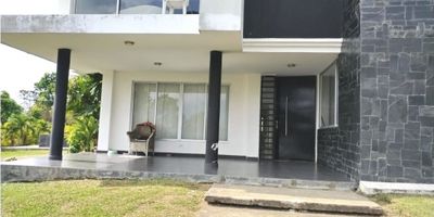 Código 728FR8790VENTA CASA CAMPESTRE. LA BELLA CALARCA Esta hermosa casa campeste se encuentra en un lote de 12750 metros y un área construida de aproximadamente 650 metros, es una casa de tres plantas y  en la primera planta, cuenta con tres  salas, comedor independientes, estudio,cocina, baño social,  zona BBQ, , zona de lavado, y terraza,   en la segunda planta se ubica  el cuarto principal que es muy espacioso,  incluye área de TV, vestier muy cómodo, ducha, dos lavamanos, segunda habitacion super confortable con balcon que mira a la vegetacion circundante, y baño, estudio, con baño, cuarto auxiliar con baño, sala , en el tercer piso una habitacion, Ubicada  cerca a la vereda la bella y a muy pocos minutos de la ciudad de calarca. igualmente la casa posee zonas verdes y guaduales
