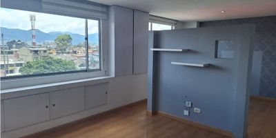 CODIGO: 782FR3431

Este hermoso apartaestudio de 38 metros cuadrados ofrece una ubicación excepcional y comodidades que te encantarán. Al entrar, serás recibido por una acogedora habitación con baño privado y un espacioso closet, brindándote el espacio y la privacidad que necesitas. Además, cuenta con un baño social adicional, ideal para visitas y conveniencia.

La sala-comedor es el corazón de este espacio, perfecto para relajarte o entretener a tus seres queridos. Los espacios de almacenamiento integrados te permiten mantener todo en orden y al alcance de la mano, mientras que la cocina integral está equipada con todo lo necesario para preparar deliciosas comidas.

Para tu comodidad, también encontrarás una zona de ropas, que simplifica las tareas domésticas diarias. Además, podrás disfrutar de momentos al aire libre en la zona de BBQ y la terraza, ideales para reuniones sociales y disfrutar del clima.

Este apartaestudio se encuentra en perfecto estado, listo para que te mudes y lo hagas tuyo. Además, cuenta con un espacio designado para bicicletas, perfecto para aquellos que valoran un estilo de vida activo y sostenible.

No pierdas la oportunidad de hacer de este lugar tu nuevo hogar. ¡Contáctanos hoy mismo para programar una visita y descubrir todo lo que este apartaestudio tiene para ofrecer!
