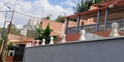 CÓDIGO: 859FR5427  VENTA DE CASA CAMPESTRE EN RUITOQUE ALTO, CLUB FONTANAR. DOS PISOS, 660 M2 DE LOTE TOTAL Y 220 M2 CONSTRUIDOS, TRES HABITACIONES, CUATRO BAÑOS, COCINA INTEGRAL, SALA COMEDOR,ZONA ROPAS, GARAJE CUBIERTO PARA DOS VEHICULOS, CORREDOR AMPLIO EN PRIMER PISO Y PASILLOS EN EL SEGUNDO, TANQUE RESERVORIO DE AGUA. SERVICIOS DE AGUA, LUZ, Y GAS NATURAL. 

 

