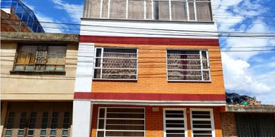 Código: 8588FR884 ¡¡¡Ganga!!!! Excelente oportunidad de adquirir esta espectacular casa rentable de tres pisos en el barrio la Florida de la ciudad de Tunja, con fácil acceso de transporte público, a una cuadra de la avenida Oriental, cerca del nuevo centro comercial Shopping Center y colegios, los espacios están distribuidos así: primer piso con un salón amplio con entrada totalmente independiente el cual se puede adecuar como local comercial o apartaestudio ya que cuenta con baño privado, cocina y amplia zona de lavandería, el segundo piso consta de tres habitaciones una con baño privado, baño social, sala-comedor, cocina y amplia zona de lavandería y el tercer piso cuenta con dos habitaciones, una de ellas muy amplia con closet, baño privado, sala de estar, balcón, cocina y zona de lavandería; la casa se entrega encortinada. 

¡Lo mejor de todo es negociable!!!!! Quieres obtener más información, contáctanos para ayudarte a elegir el espacio que buscas…
