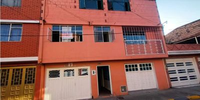 CODIGO: 782FR3436

Casa de tres piso: garaje pequeño, local comercial: un baño y un mesón de cocina, un apartamento independiente: dos habitaciones,  un baño, cocina y zona de ropas.

segundo  piso: un apartamento dos habitaciones, sala comedor, balcon, cocina, un baño y zona de ropas (patio) .

Tercer Piso Terraza, y una habitacion Grande, queda cerca a  la Boyaca, y a varios colegios.
