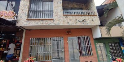 CODIGO   8964FR499

? ¡Oportunidad única en el corazón de Bello! Casa lote con gran potencial de inversión ??

? Ubicación estratégica en el barrio Suárez, a pocas cuadras del parque principal de Bello. Un sector de alta demanda, valorización y fácil acceso.

✨ Características del inmueble:
? Área total del lote: 137 m²
? Área construida: 257 m²
? Frente: 6 metros | Fondo: 23 metros
? Construcción mixta con potencial para remodelación, ampliación o desarrollo de nuevos proyectos.

? Ideal para:
✅ Inversionistas visionarios
✅ Desarrollo de apartamentos o unidades de renta
✅ Negocios, locales o vivienda multifamiliar

? Zona residencial y comercial, con excelente conectividad, transporte público, comercio cercano y todas las ventajas del centro de Bello.

? ¡No dejes pasar esta oportunidad de inversión!
? Contáctanos directamente vía WhatsApp al 324 273 3972 y agenda tu visita hoy mismo.

 
