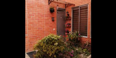 Código: 899FR1148 Excelente oportunidad de adquirir casa en un conjunto cerrado de la ciudad de Tunja, con fácil acceso de transporte público; la casa consta de tres alcobas con closet, dos baños con división en vidrio, cocina integral, sala-comedor, estudio, terraza, bodega, zona de lavandería.

Quieres obtener más información, contáctanos para ayudarte a elegir el espacio que buscas…
